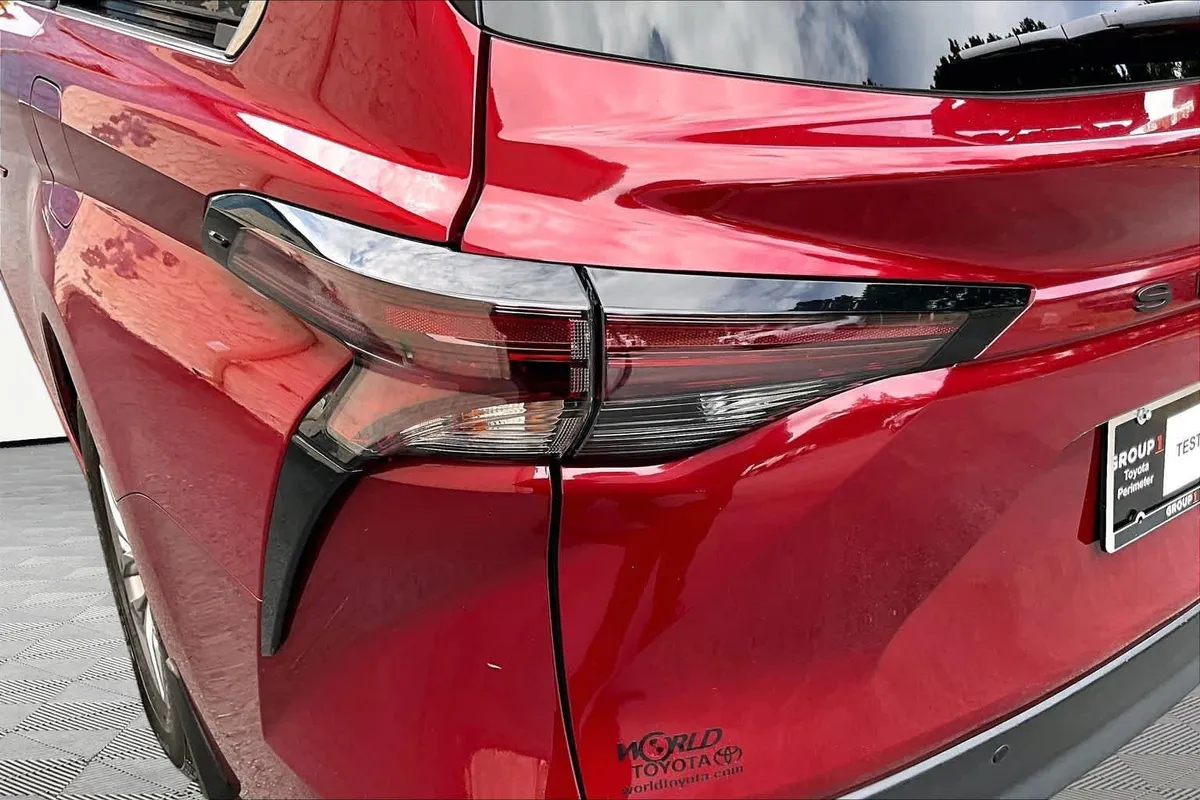 2024 Toyota Sienna XLE thumbnail 29