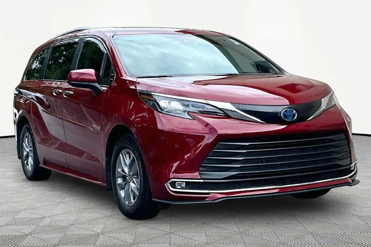 2024 Toyota Sienna XLE thumbnail 3