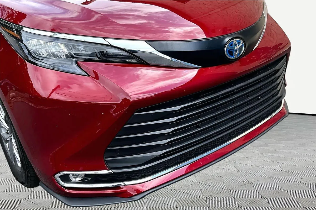 2024 Toyota Sienna XLE thumbnail 30