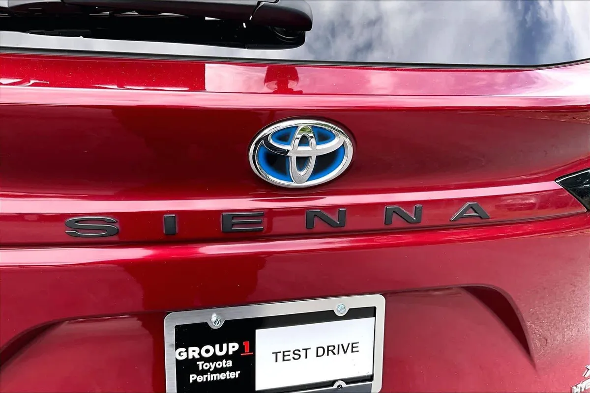 2024 Toyota Sienna XLE thumbnail 31