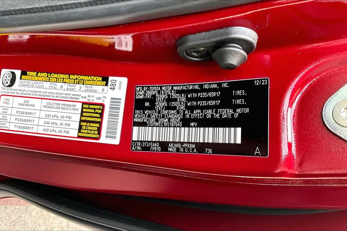2024 Toyota Sienna XLE thumbnail 34