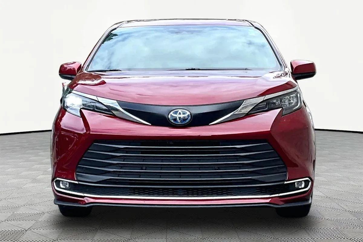 2024 Toyota Sienna XLE thumbnail 4