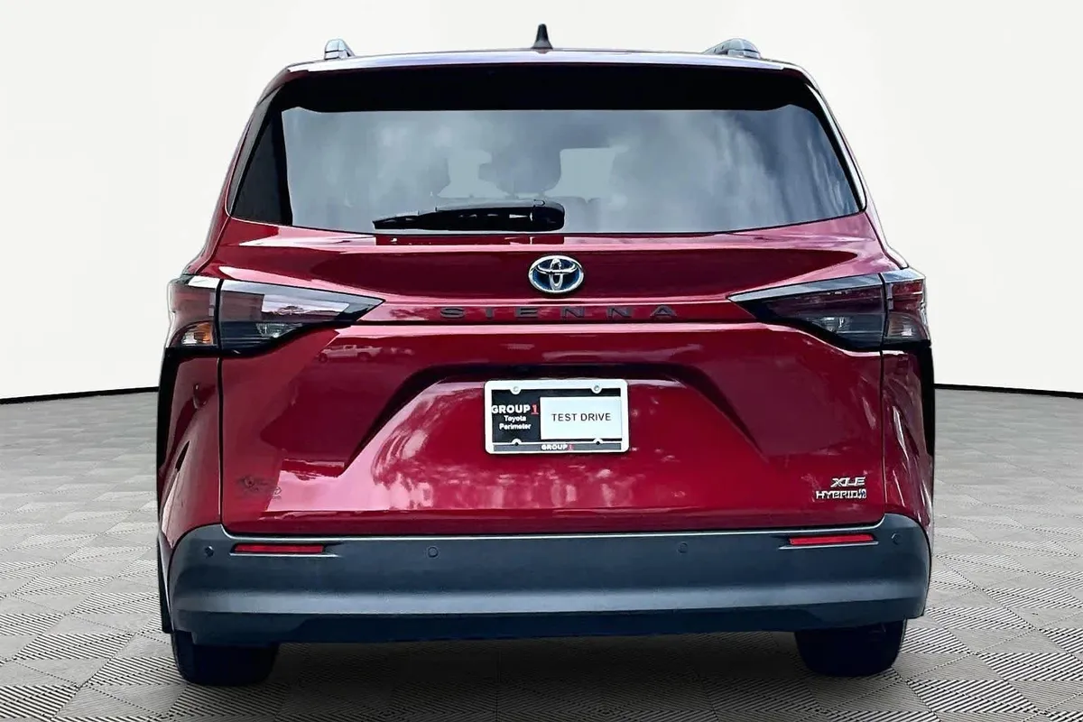 2024 Toyota Sienna XLE thumbnail 5