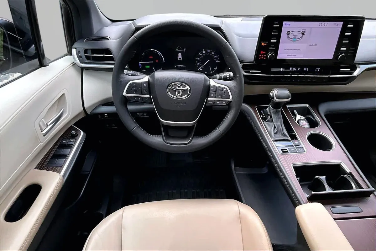2024 Toyota Sienna XLE thumbnail 6