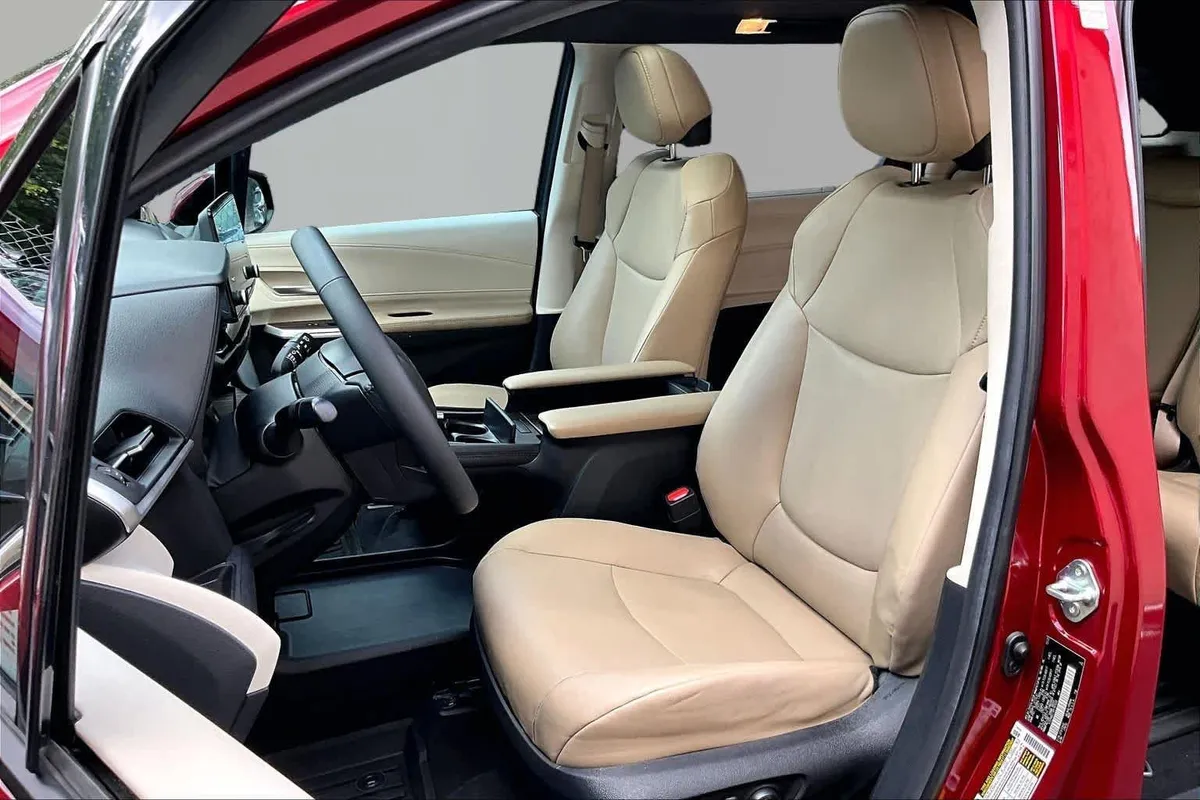 2024 Toyota Sienna XLE thumbnail 8