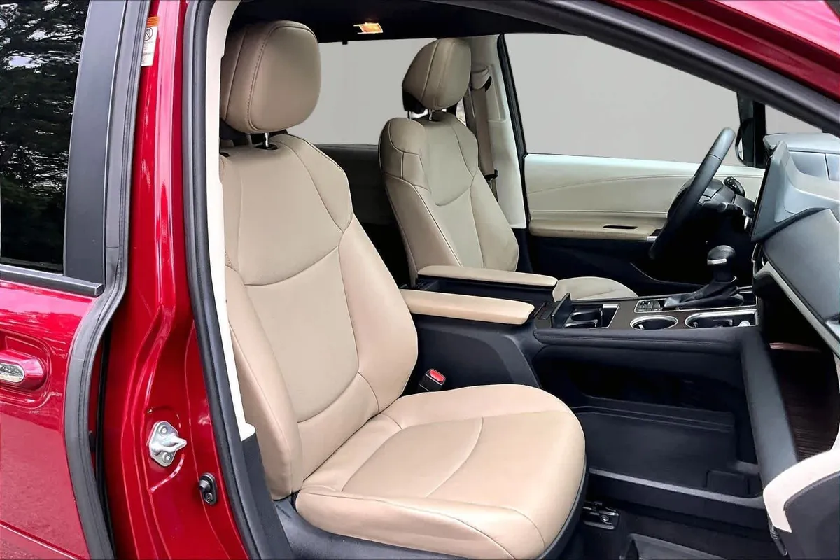 2024 Toyota Sienna XLE thumbnail 9