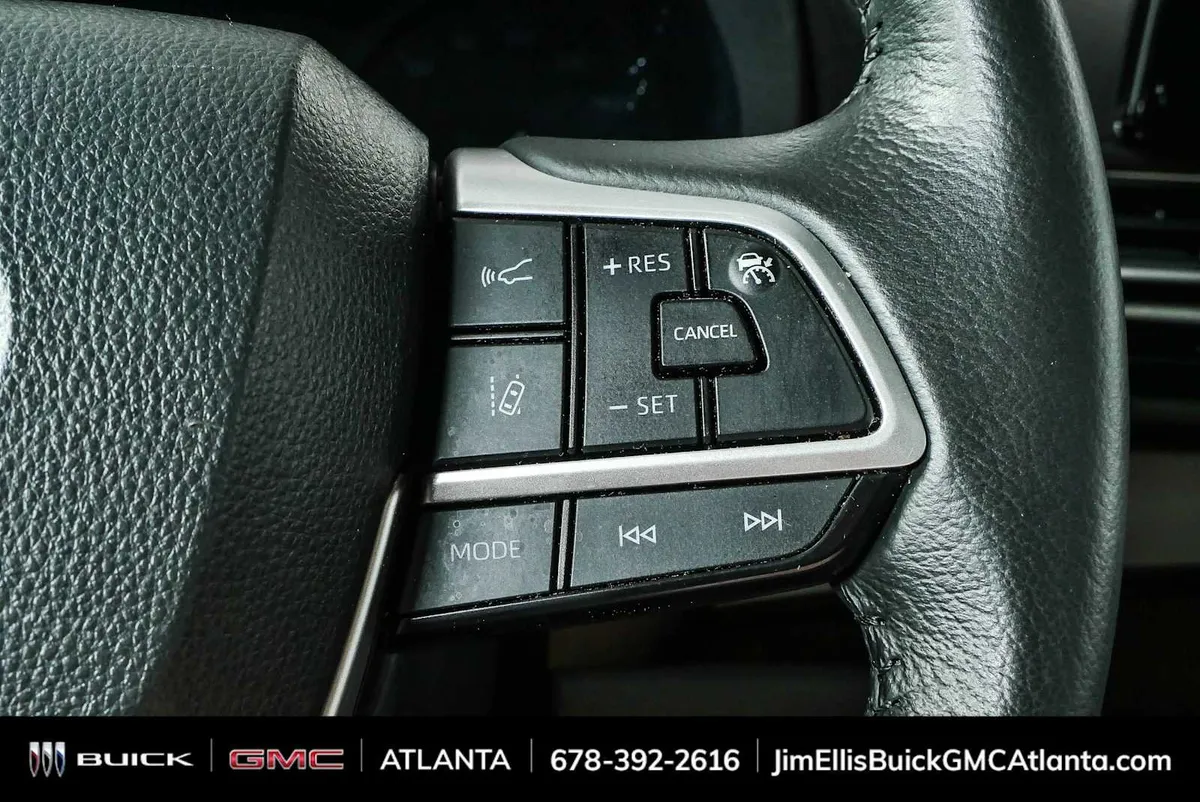 2024 Toyota Sienna XLE thumbnail 11