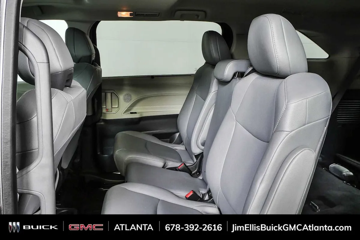 2024 Toyota Sienna XLE thumbnail 17