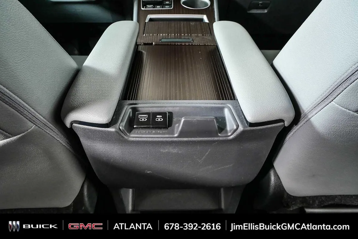 2024 Toyota Sienna XLE thumbnail 18