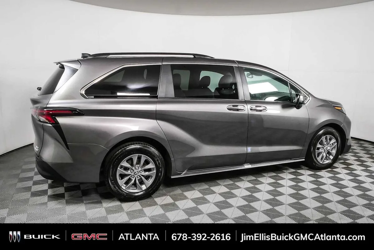 2024 Toyota Sienna XLE thumbnail 2