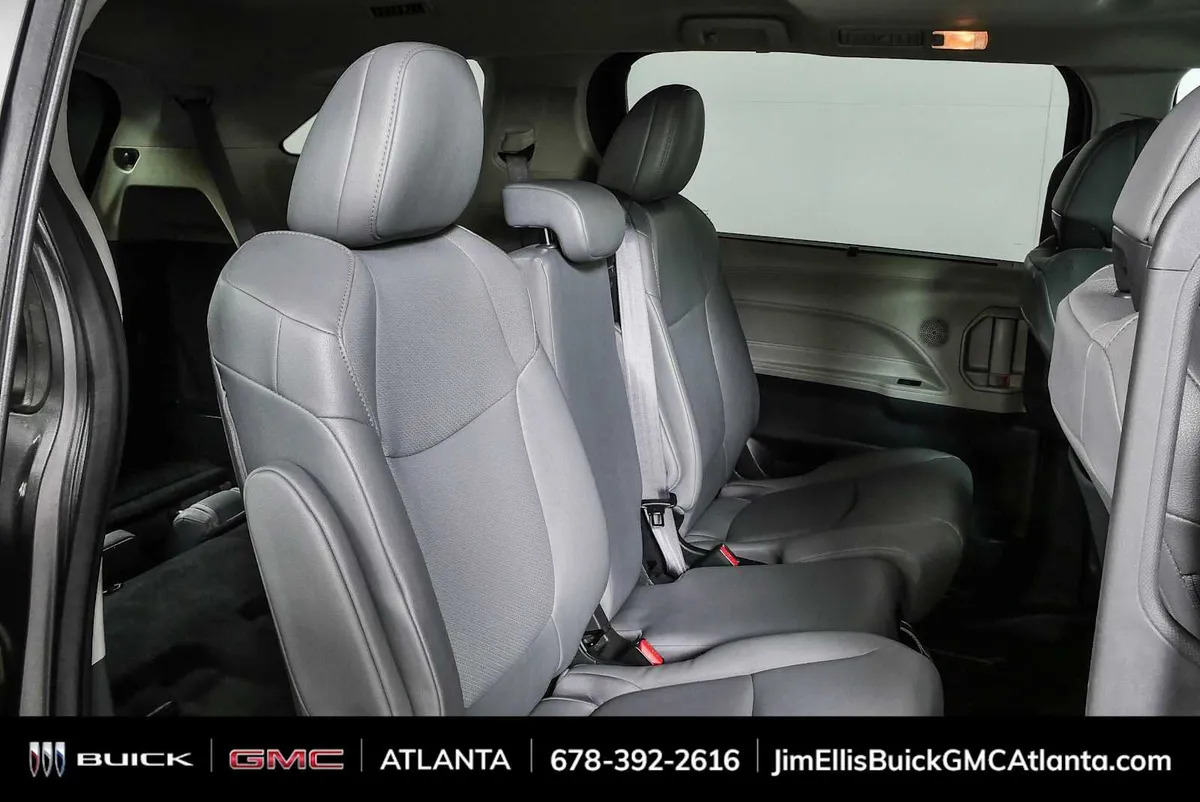 2024 Toyota Sienna XLE thumbnail 21