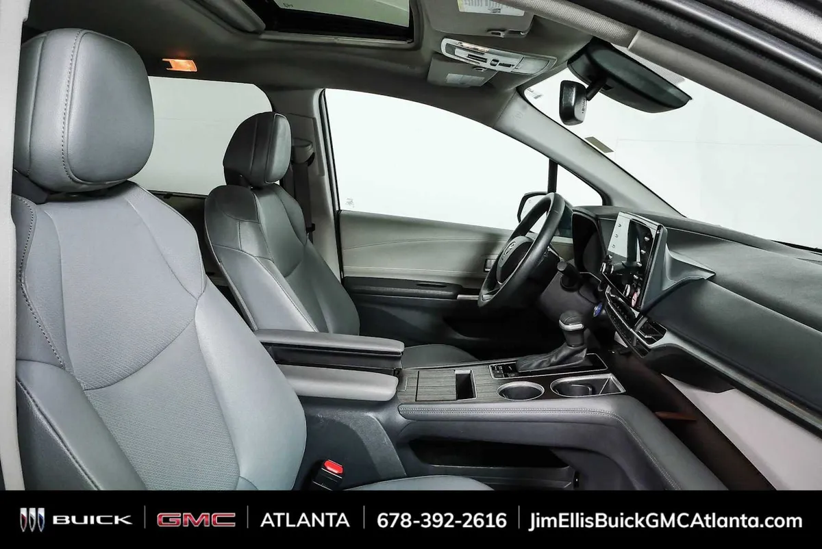 2024 Toyota Sienna XLE thumbnail 22