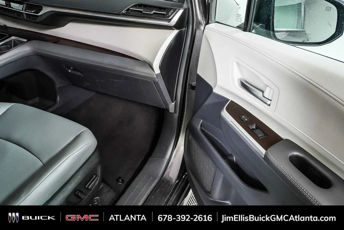 2024 Toyota Sienna XLE thumbnail 24