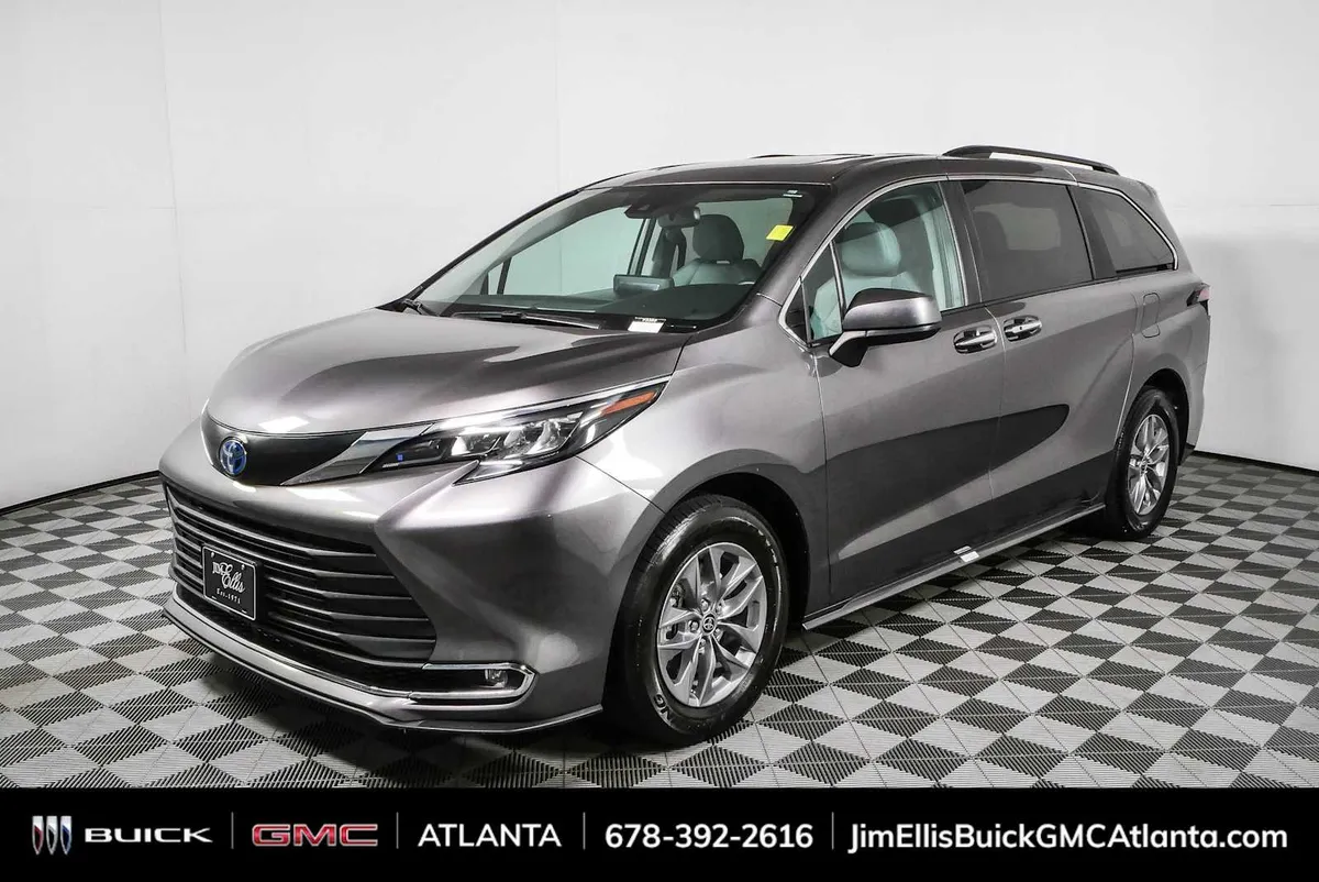 2024 Toyota Sienna XLE thumbnail 25