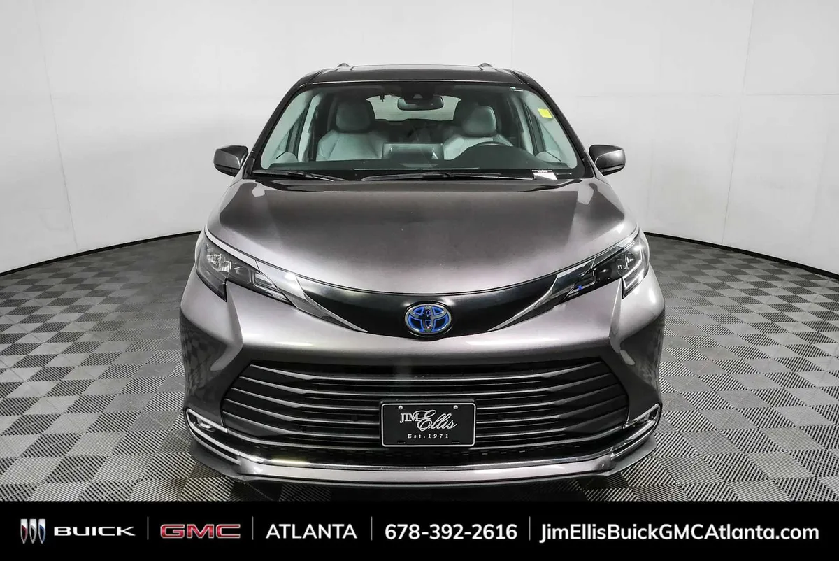 2024 Toyota Sienna XLE thumbnail 26