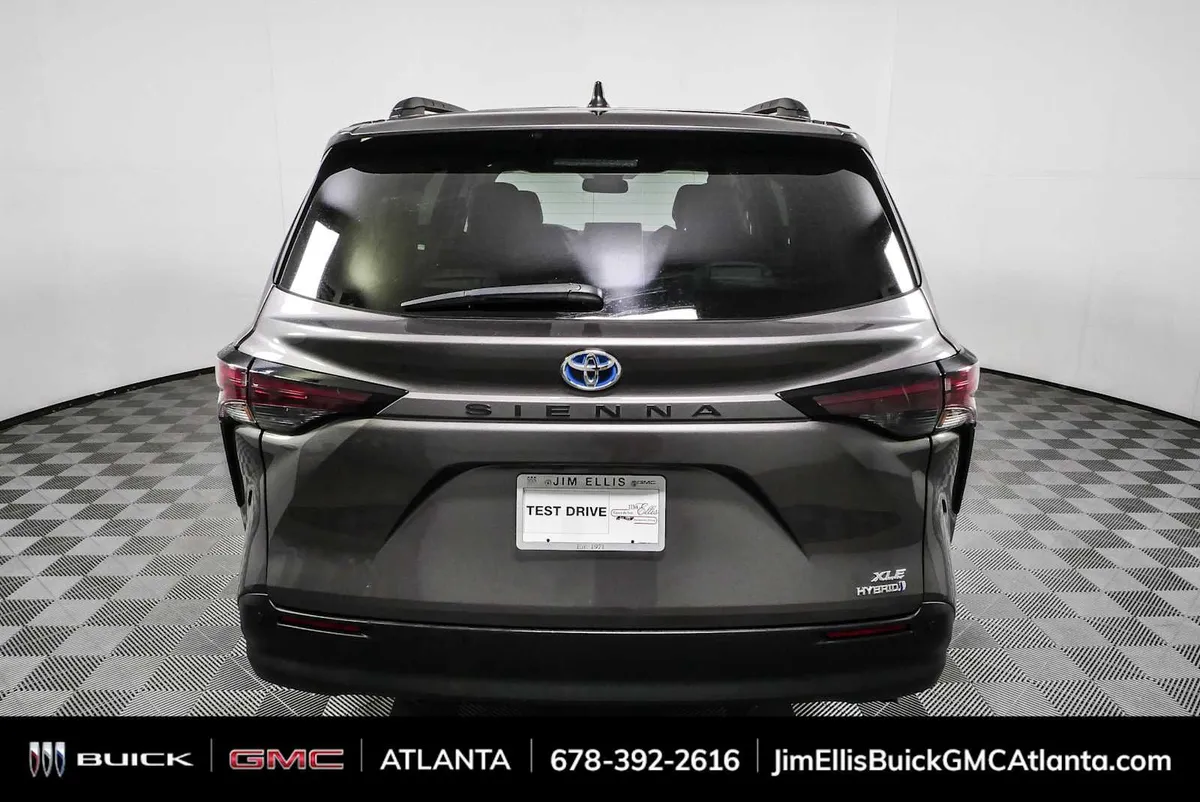 2024 Toyota Sienna XLE thumbnail 27