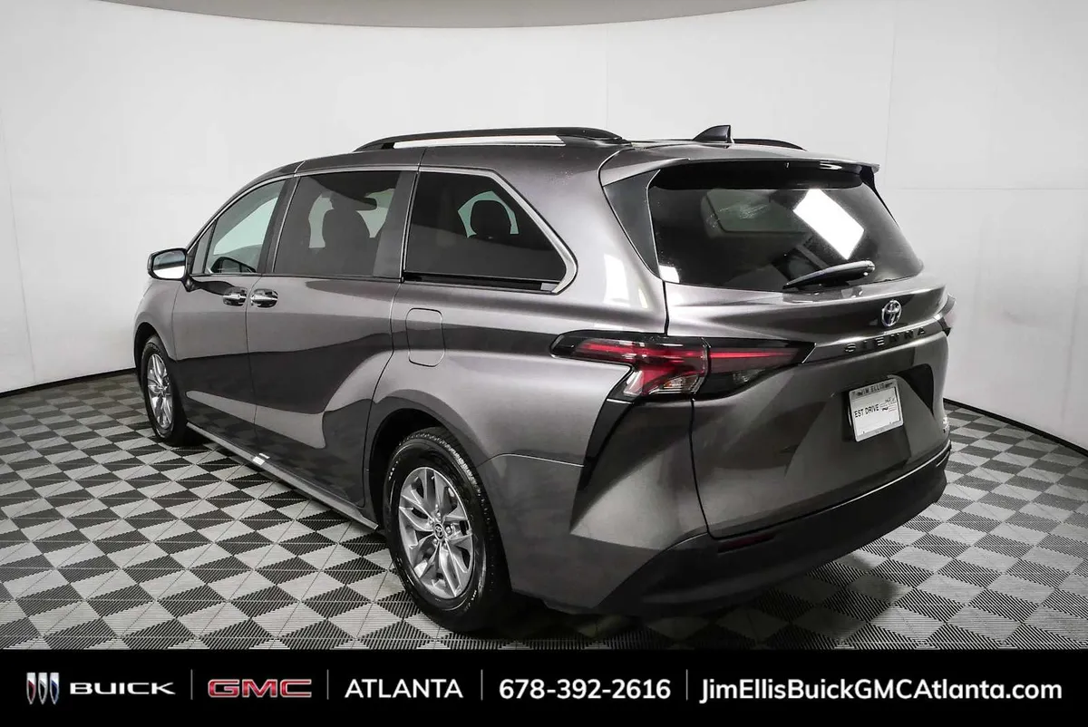 2024 Toyota Sienna XLE thumbnail 28