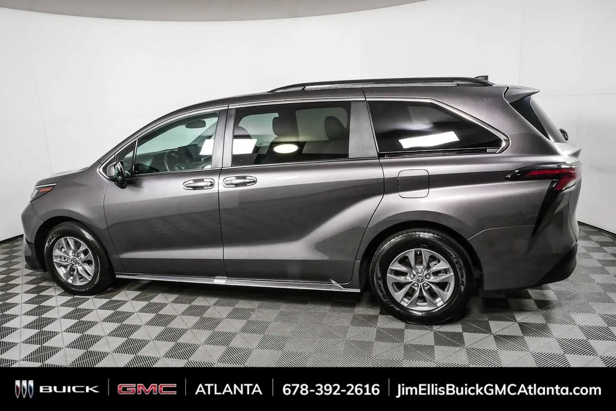 2024 Toyota Sienna XLE thumbnail 29