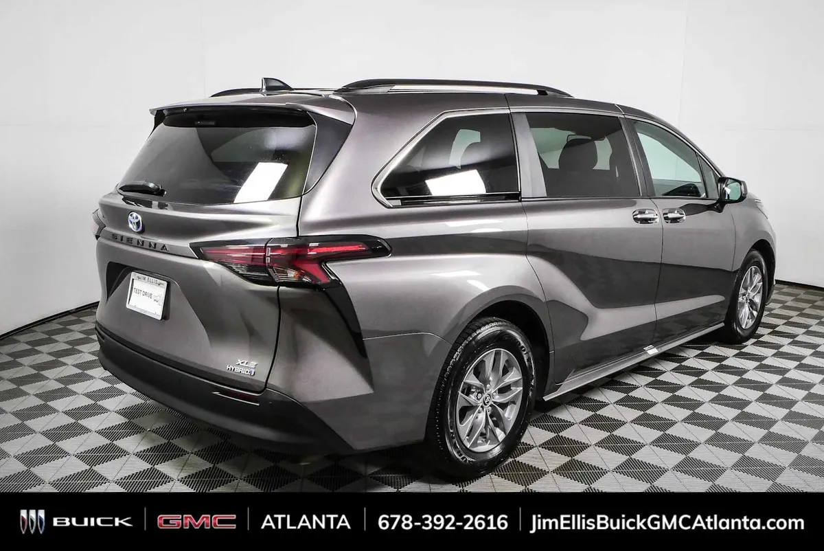 2024 Toyota Sienna XLE thumbnail 3