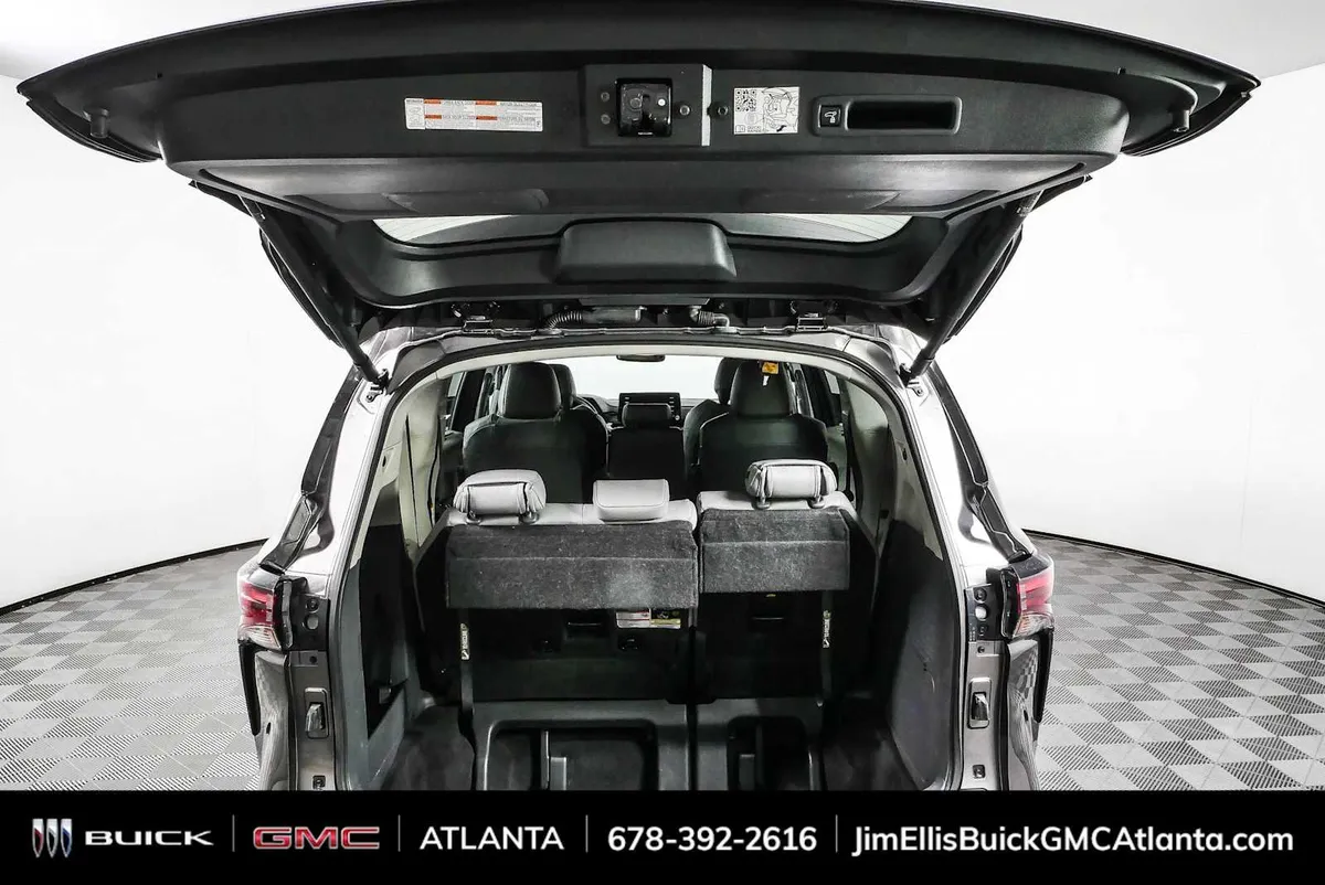 2024 Toyota Sienna XLE thumbnail 30
