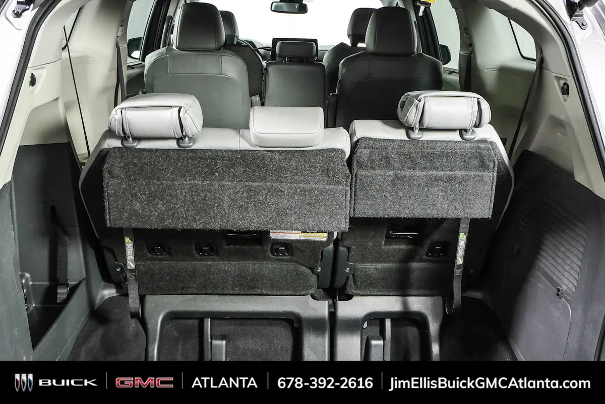 2024 Toyota Sienna XLE thumbnail 31