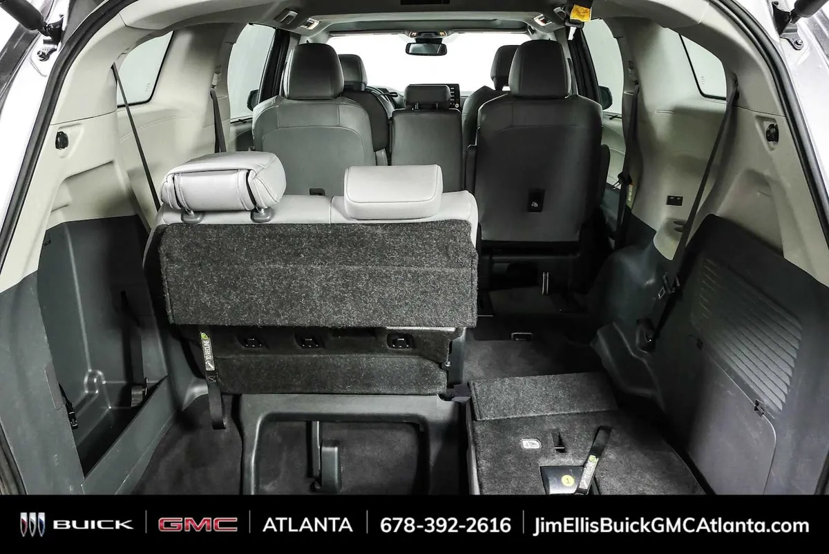 2024 Toyota Sienna XLE thumbnail 32