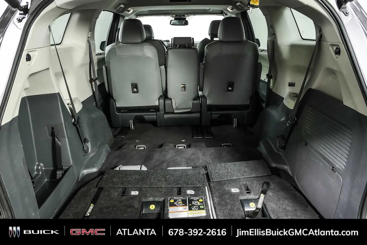 2024 Toyota Sienna XLE thumbnail 33