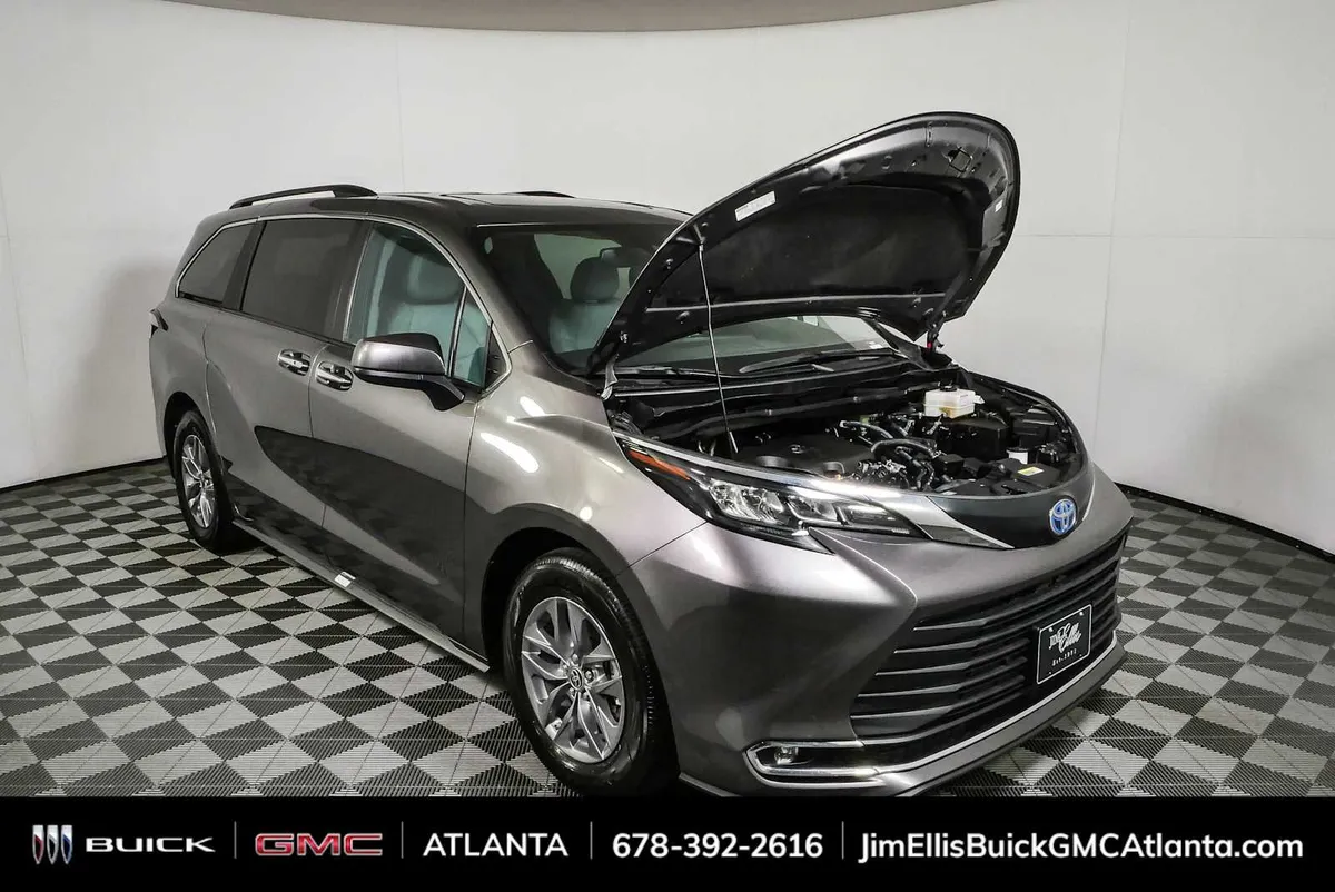 2024 Toyota Sienna XLE thumbnail 36