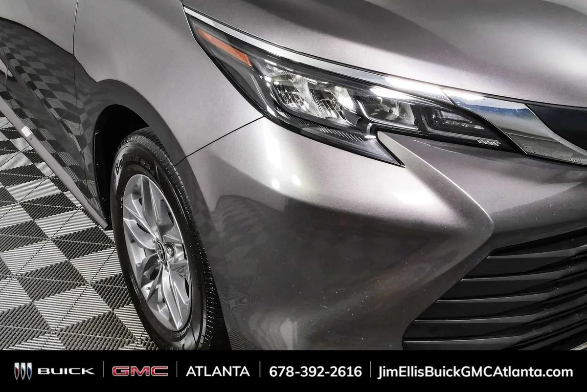 2024 Toyota Sienna XLE thumbnail 38