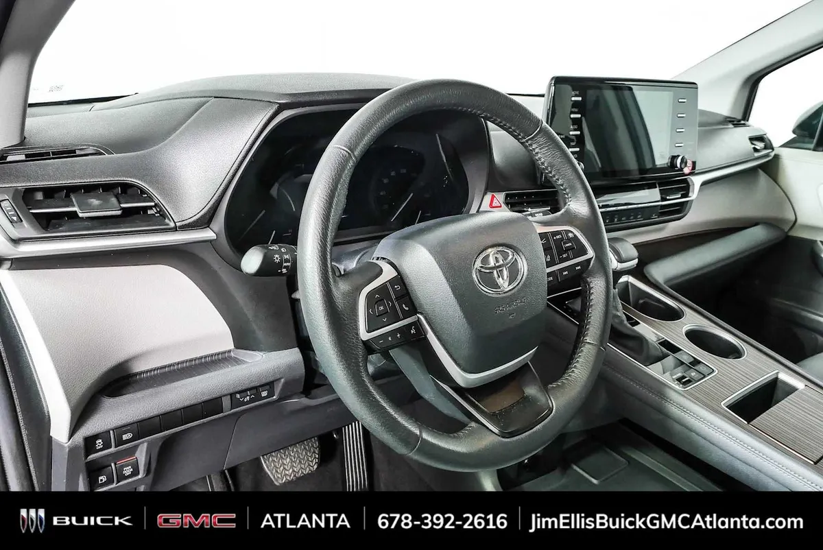 2024 Toyota Sienna XLE thumbnail 4