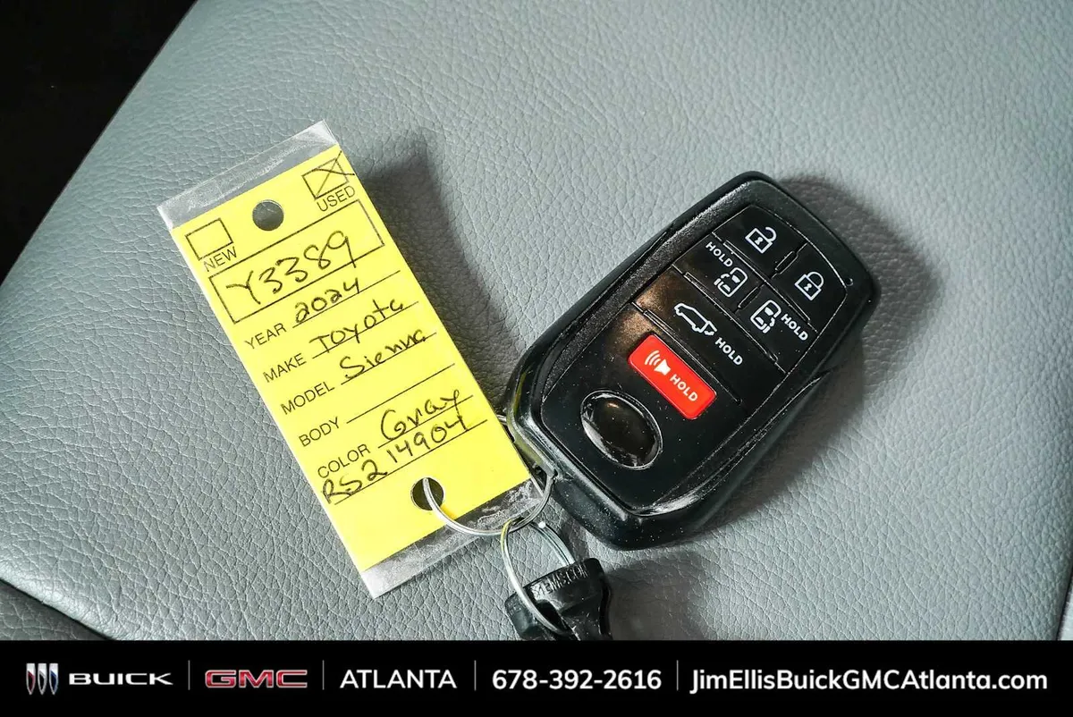 2024 Toyota Sienna XLE thumbnail 40