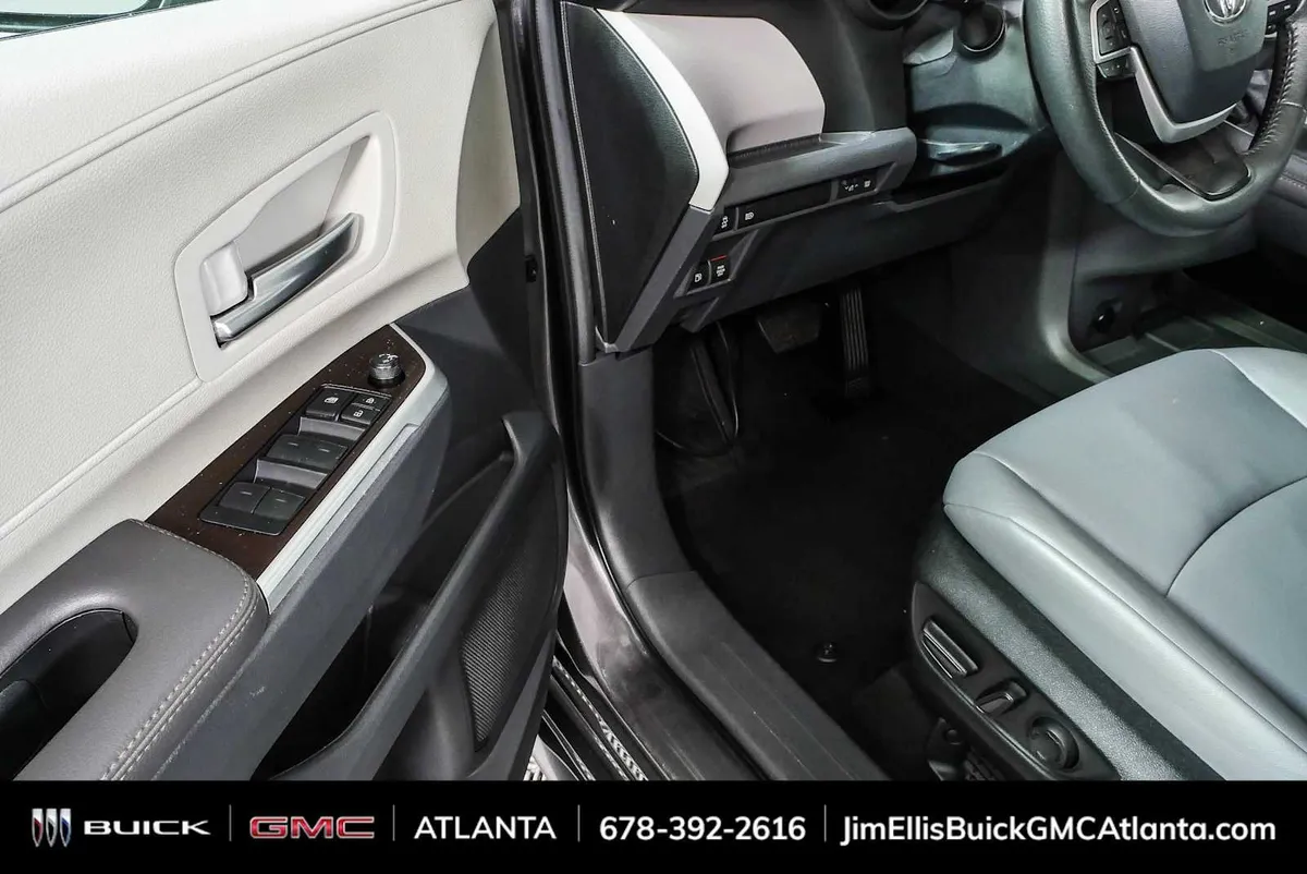 2024 Toyota Sienna XLE thumbnail 7