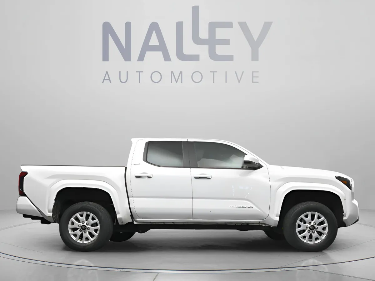 2024 Toyota Tacoma 2WD SR5 thumbnail 17