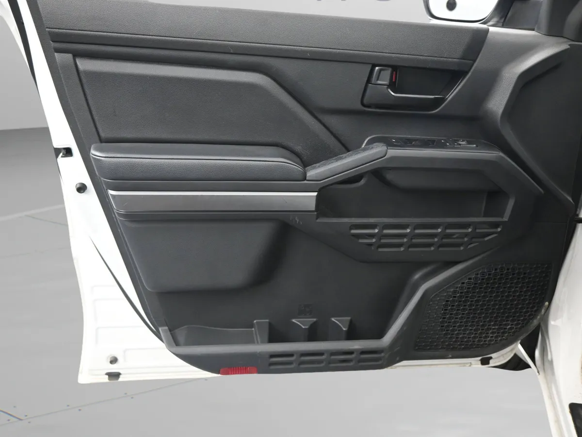 2024 Toyota Tacoma 2WD SR5 thumbnail 31