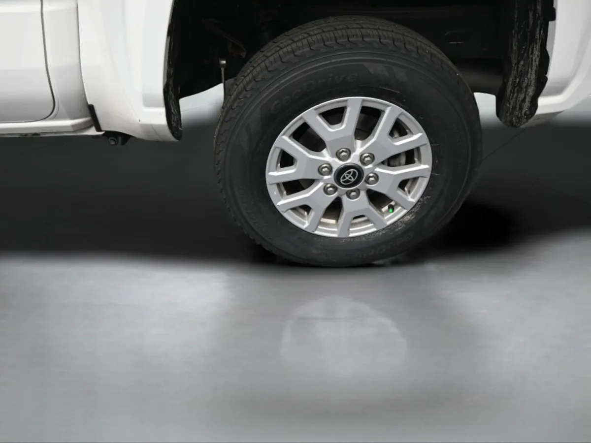 2024 Toyota Tacoma 2WD SR5 thumbnail 36