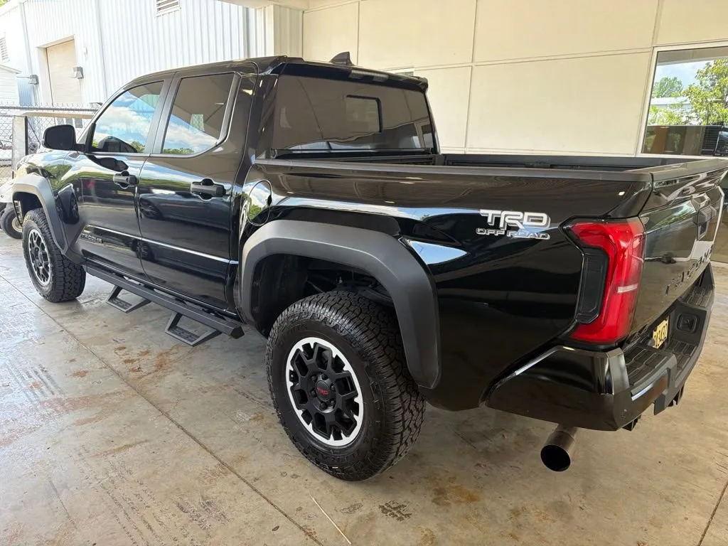 2024 Toyota Tacoma thumbnail 2