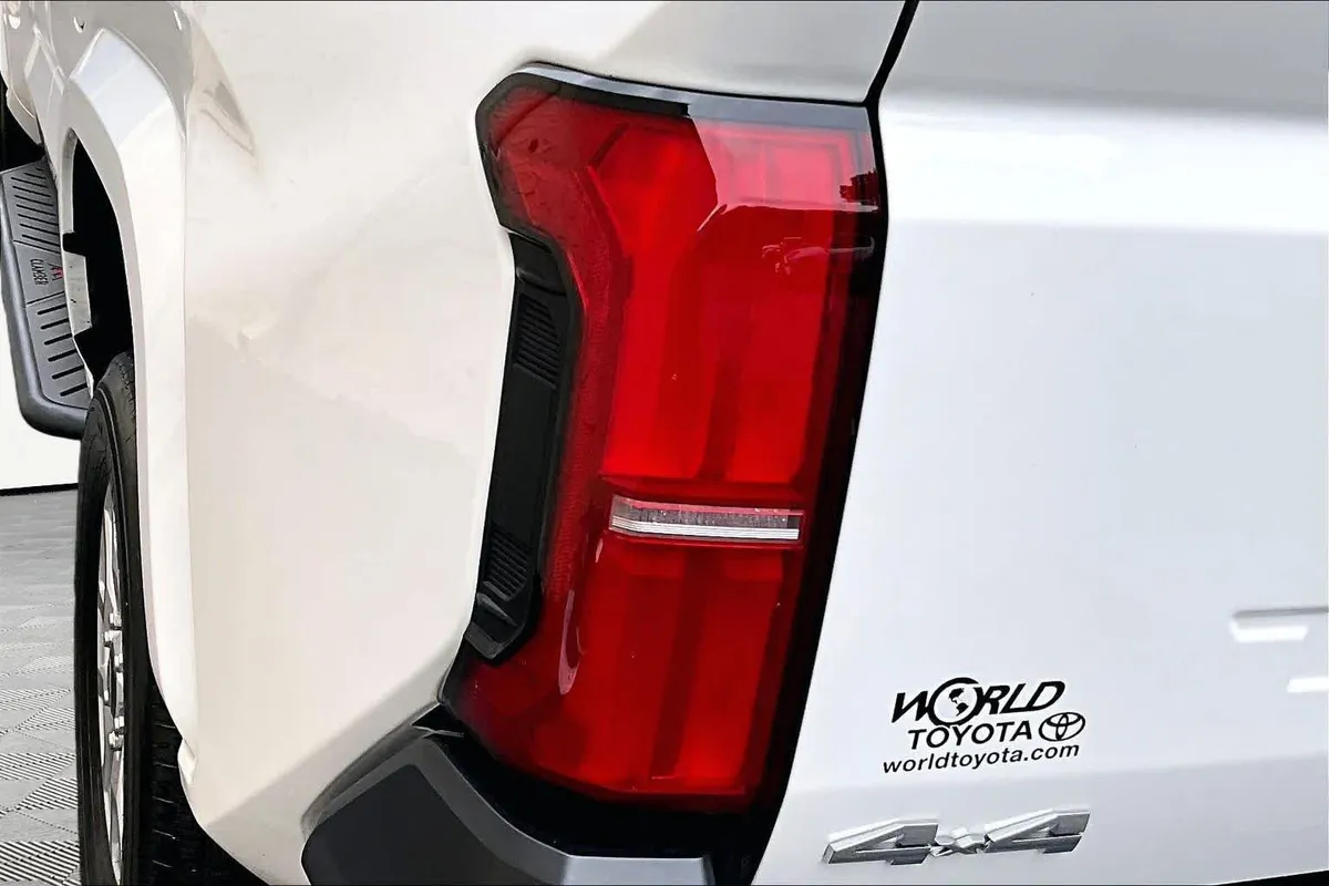2024 Toyota Tacoma SR thumbnail 29