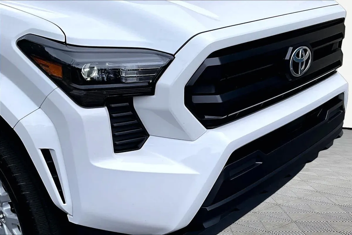 2024 Toyota Tacoma SR thumbnail 30
