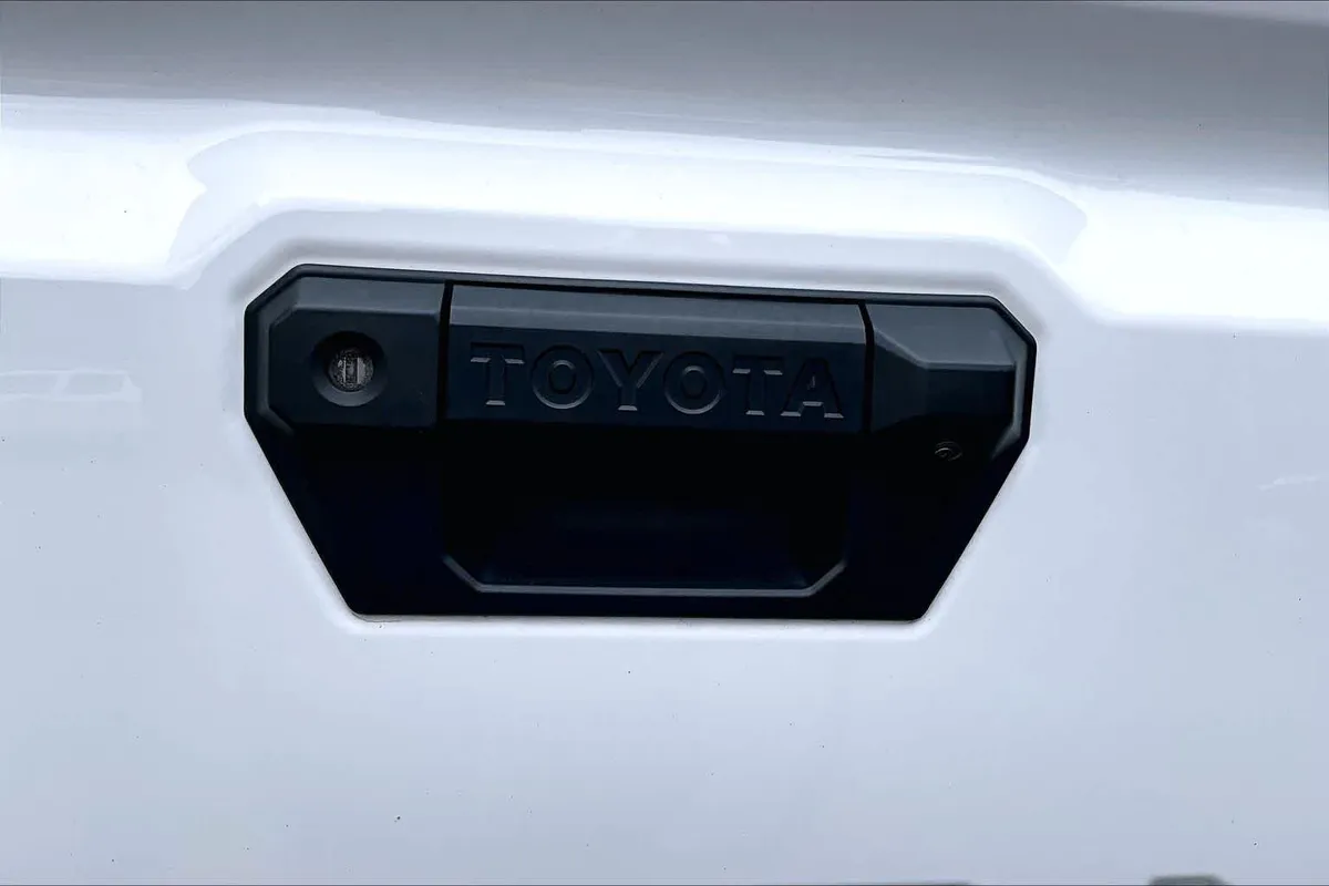 2024 Toyota Tacoma SR thumbnail 31
