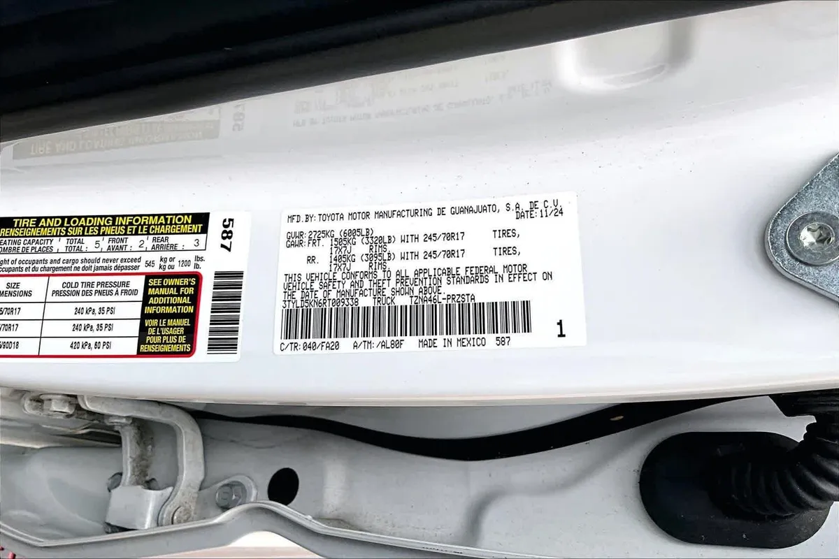 2024 Toyota Tacoma SR thumbnail 34