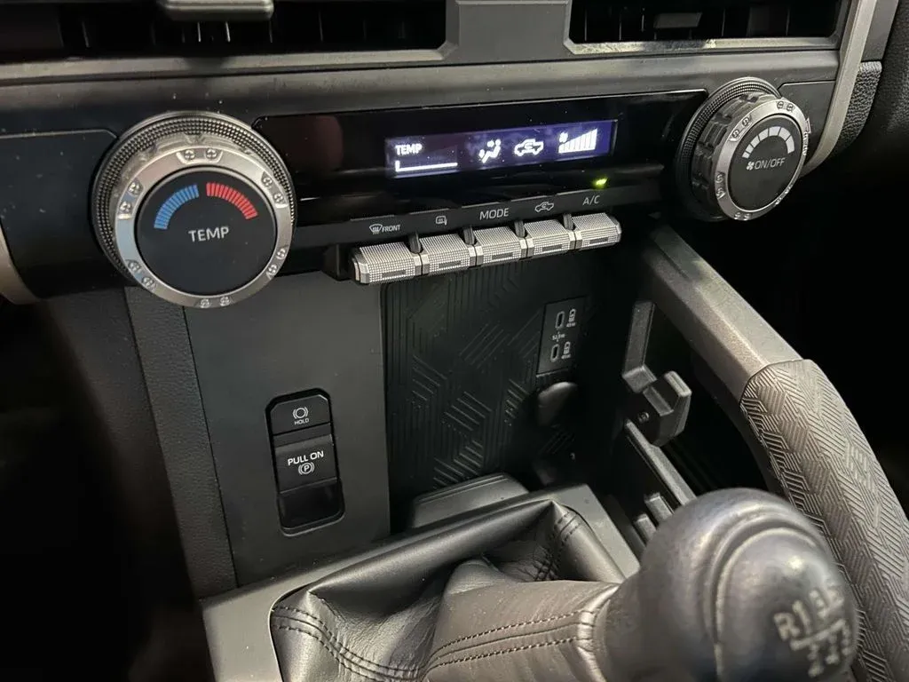 2024 Toyota Tacoma SR thumbnail 25