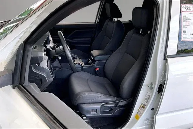 2024 Toyota Tacoma SR thumbnail 18