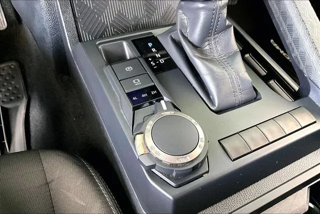 2024 Toyota Tacoma SR thumbnail 24