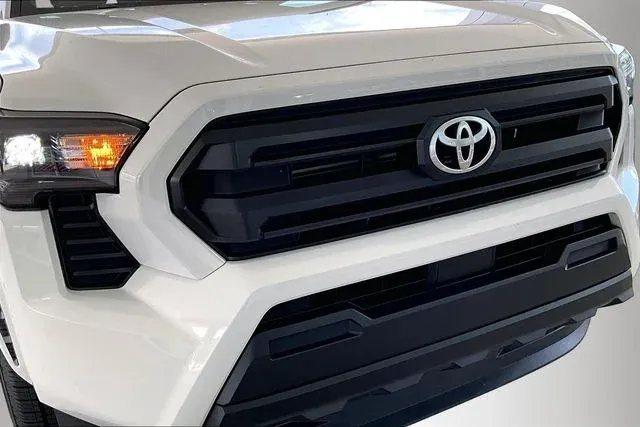 2024 Toyota Tacoma SR thumbnail 27
