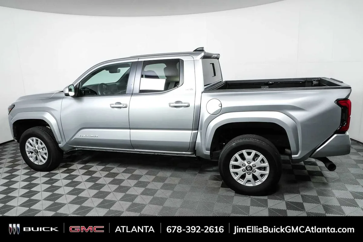 2024 Toyota Tacoma SR5 thumbnail 28