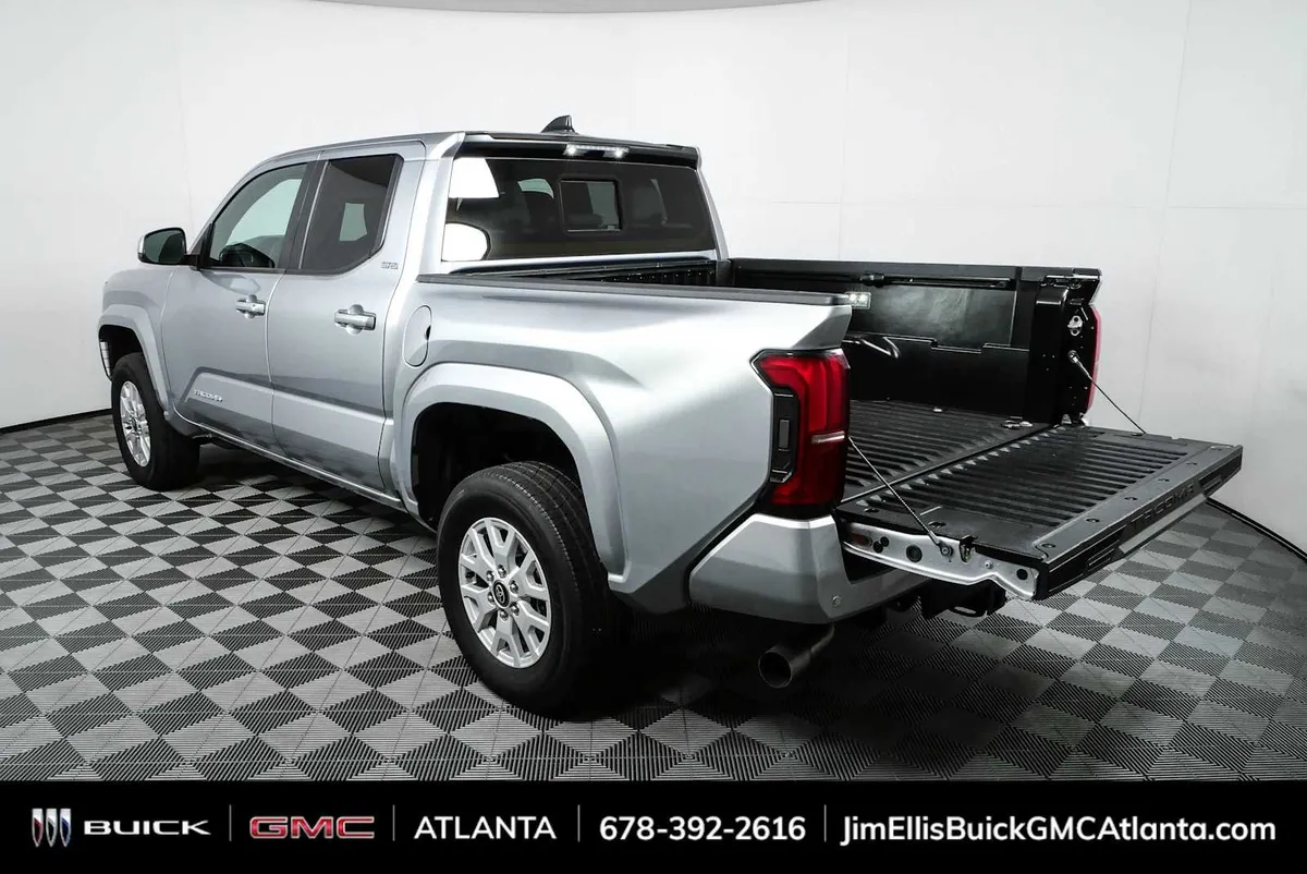 2024 Toyota Tacoma SR5 thumbnail 30
