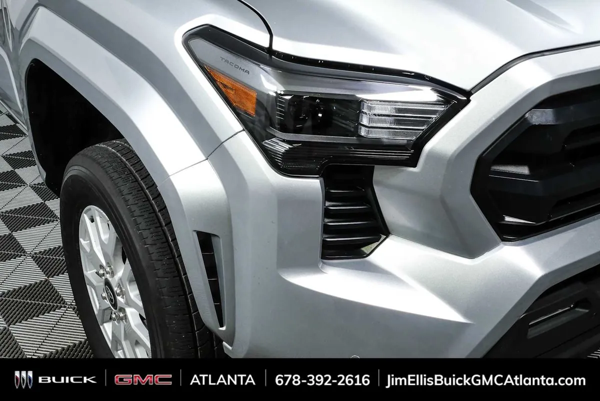 2024 Toyota Tacoma SR5 thumbnail 33