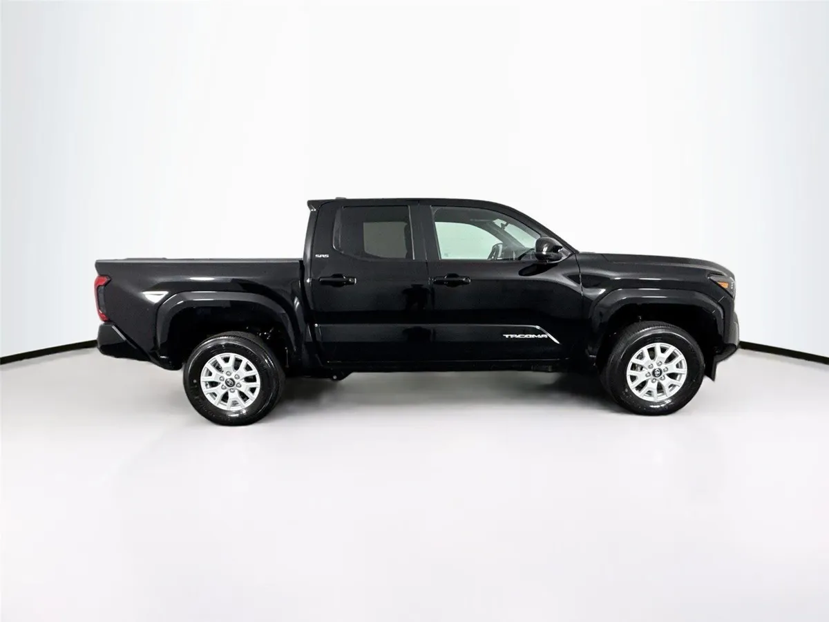 2024 Toyota Tacoma SR5 thumbnail 10