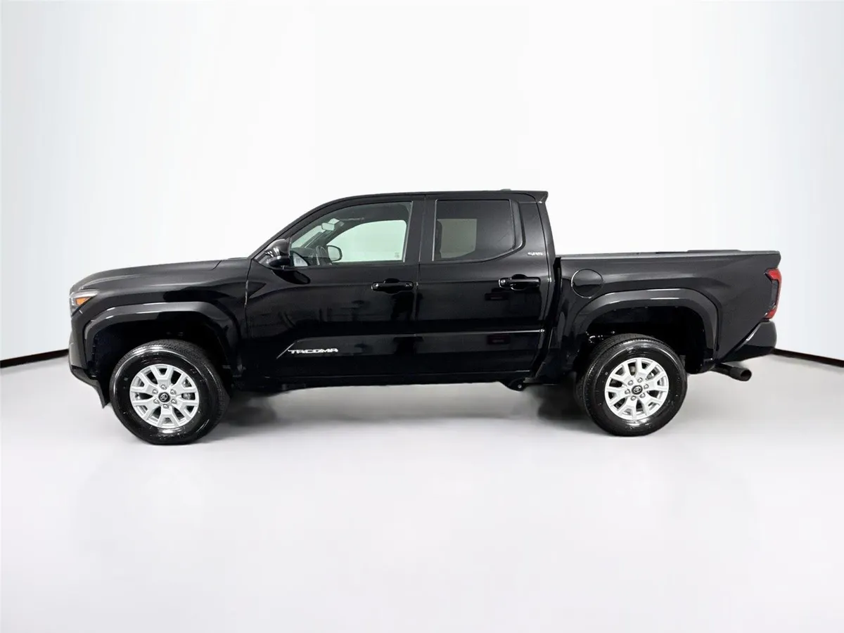2024 Toyota Tacoma SR5 thumbnail 13