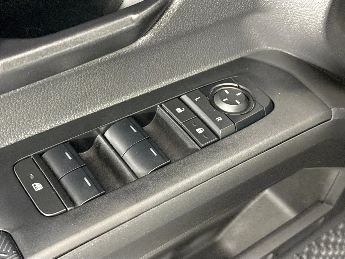 2024 Toyota Tacoma SR5 thumbnail 26